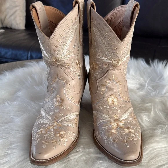 Dingo Floral Embroidered Cream Heeled Boots Sand AS IS size 7.5 - Picture 4 of 16
